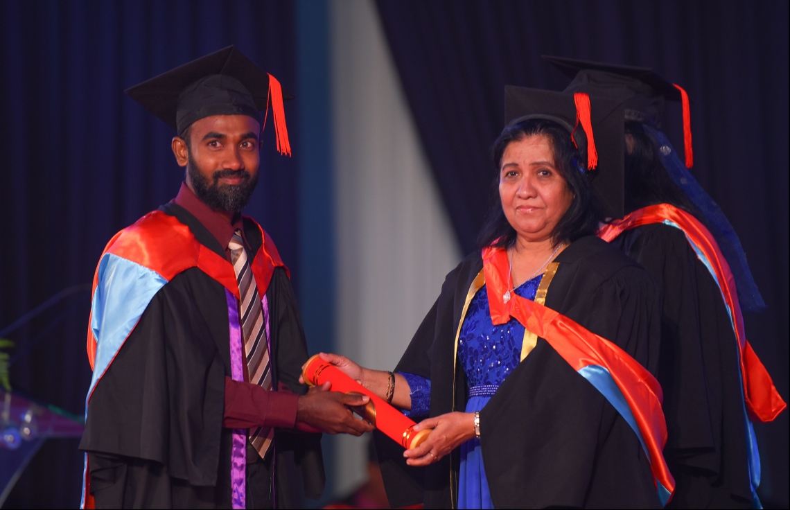 މާލެ: އޭޕްރިލް 20، 2018- މަންދު ކޮލެޖު ދަރިވަރުންގެ ދަސްވެނިވުމުގެ ރަސްމިއްޔާތުގެ ތެރެއިން: ދަރުބާރުގޭގައި ބޭއްވި މިރަސްމިއްޔާތުގައި، މަންދު ކޮލެޖުން ސެޓްފިކެޓް ލެވެލް އިން ފެށިގެން މާސްޓާސްއާ ހަމައަށް ކިޔެވި 324 ދަރިވަރުން ވަނީ ދަސްވެނިވެފައި .--ފޮޓޯ: ހުސައިން ވަހީދު/މިހާރު