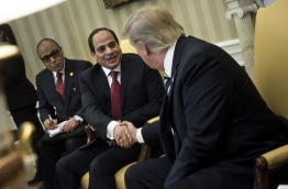 Egypt's President Abdel Fattah al-Sisi (C) and US President Donald Trump (R) shake hands in the Oval Office before a meeting at the White House April 3, 2017 in Washington, DC. / AFP PHOTO / Brendan Smialowski