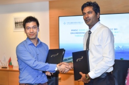MWSC’s Managing Director Fazul Rasheed and CCCC Second Harbour Engineering’s Deputy Project Manager Huang Long sign agreement to award designing of the Male-Hulhule water pipe network to CCCC. PHOTO: HUSSAIN WAHEED/MIHAARU