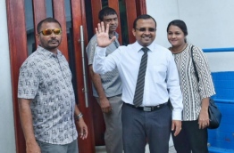 Lawmaker Riyaz pictured in front of the Criminal Court. PHOTO:Hussain Waheed/Mihaaru
