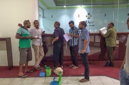 Abdul Aleem (R-2) at the Civil Court with bags of coins amounting to MVR 85,000. PHOTO/MIHAARU