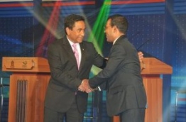 President Yameen (L) shakes hands with Former President Nasheed.