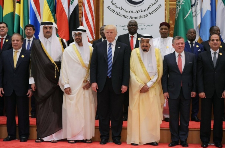 US President Donald Trump (C) and Saudi Arabia's King Salman bin Abdulaziz al-Saud (3-R), Crown Prince of Abu Dhabi Mohammed bin Zayed Al Nahyan (3-L), Jordan's King Abdullah II (2-R), Egyptian President Abdel Fattah al-Sisi (R), pose for a group photo during the Arabic Islamic American Summit at the King Abdulaziz Conference Center in Riyadh on May 21, 2017. / AFP PHOTO / MANDEL NGAN