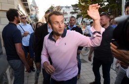 French President Emmanuel Macron gestures as he arrives at his home in Le Touquet, northern France, on June 17, 2017. / AFP PHOTO / CHRISTOPHE ARCHAMBAULT