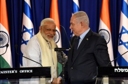 Indian Prime Minister Narendra Modi (L) and Israeli Prime Minister Benjamin Netanyahu shake hands following a statement on July 4, 2017, at the Netanyahu's residence in Jerusalem. / AFP PHOTO / POOL AND AFP PHOTO / DEBBIE HILL