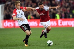 Arsenal players Olivier Giroud (R) battles for the ball with Western Sydney Wanderers player Michael Thwaite (L) in their pre-season football friendly played in Sydney on July 15, 2017. / AFP PHOTO / WILLIAM WEST / -- IMAGE RESTRICTED TO EDITORIAL USE - STRICTLY NO COMMERCIAL USE --