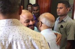 Former President Maumoon (R) greets his son, Dhiggaru MP Faris, at the Criminal Court. PHOTO/SOCIAL MEDIA