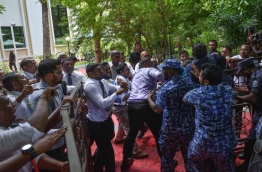 Police officers obstruct lawmakers from entering parliament grounds. PHOTO/MIHAARU