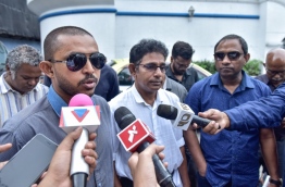 Maduvvari MP Mohamed Ameeth (L), Thulusdhoo MP Mohamed Waheed Ibrahim (C) and Villingilli MP Saud Hussain speak to reporters. PHOTO/MIHAARU