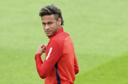 Paris Saint-Germain's Brazilian forward Neymar attends a training session at the Camp des Loges in Saint-Germain-en-Laye, near Paris, on August 11, 2017. / AFP PHOTO / ALAIN JOCARD