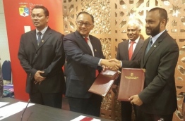 IUM Chancellor Dr Mohamed Shaheem (R) and UKM Chancellor Dr Riza Abdullah exchange agreements signed between IUM and UKM. PHOTO/IUM