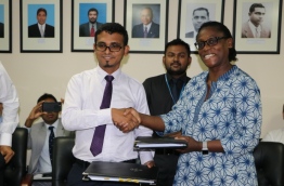 Finance Minister Ahmed Munawar and World Bank Country Director for Sri Lanka and the Maldives, Idah Pswarayi-Riddihough, exchange the agreement on World Bank's donation of USD 17.5 million to the Maldivian government for waste management.
