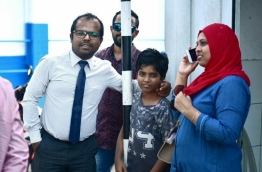 Raajje TV's COO Hussain Fiyaz pictured with his wife and child before his verdict hearing at the Criminal Court. PHOTO: HUSSAIN WAHEED/MIHAARU