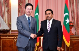 President Yameen (R) shakes hands with the new Chinese Ambassador to the Maldives, Zhang Lizhong, PHOTO/PRESIDENT'S OFFICE