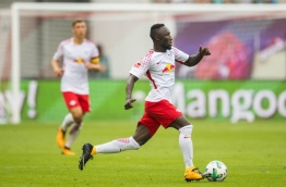 Leipzig's Guinean midfielder Naby Deco Keita plays the ball during the German first division Bundesliga football match between RB Leipzig and SC Freiburg in Leipzig, eastern Germany on August 27, 2017. / AFP PHOTO / ROBERT MICHAEL