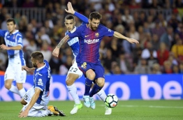 Barcelona's Argentinian forward Lionel Messi (C) vies for the ball with Espanyol's midfielder David Lopez (down) and Espanyol's defender Mario Hermoso during the Spanish Liga football match Barcelona vs Espanyol at the Camp Nou stadium in Barcelona on September 9, 2017. / AFP PHOTO / LLUIS GENE