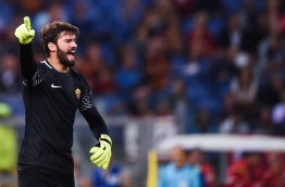 Roma's Brazilian goalkeeper Alisson Ramses Becker shouts instructions during the UEFA Champions League Group C football match between AS Roma and Atletico Madrid on September 12, 2017 at the Olympic stadium in Rome. / AFP PHOTO / Filippo MONTEFORTE