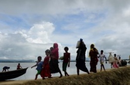Rohingya Muslim refugees arrive from Myanmar after crossing the Naf river in the Bangladeshi town of Teknaf on September 12, 2017. / AFP PHOTO / MUNIR UZ ZAMAN