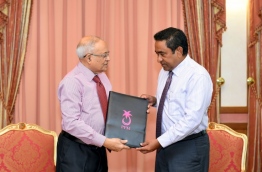President Yameen (R) meets with former President Maumoon. PHOTO/PRESIDENT'S OFFICE