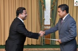 President Yameen (R) presents the letter of appointment to the new Maldivian Ambassador to Sri Lanka, Mohamed Hussain Shareef. PHOTO/PRESIDENT'S OFFICE