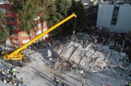 A devastating quake in Mexico on Tuesday killed more than 100 people, according to official tallies, with a preliminary 30 deaths recorded in the capital where rescue efforts were still going on. / AFP PHOTO / MARIO VAZQUEZ