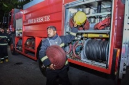 An MNDF firefighter active on the scene of a fire that broke out in Henveiru ward. PHOTO: HUSSAIN WAHEED/MIHAARU