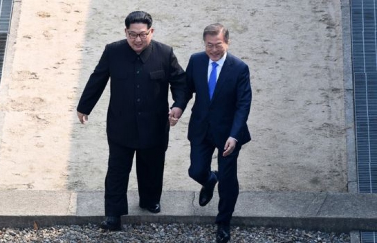 ބޯޑަރު ހުރަސްކުރައްވައި ކިމް ސައުތު ކޮރެއާ އަށް