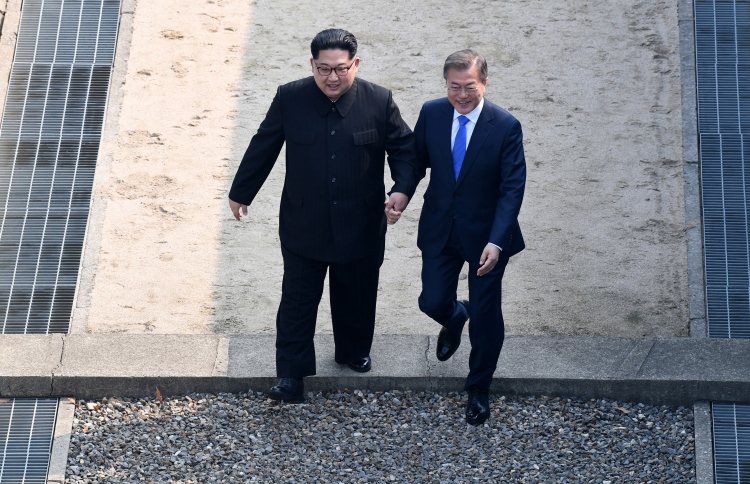 "ސައުތު ކޮރެއާއަށް އެތެރެވި ވަގުތު ޖަޒުބާތުން ފުރުނު"