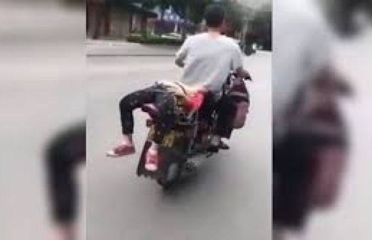 ސައިކަލްގައި ބަނދެގެން ދަރިފުޅު ސްކޫލަށް ގެންގޮސްފި