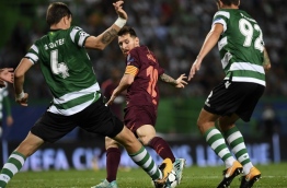 Barcelona's Argentinian forward Lionel Messi (L) vies with Sporting's defenders during the UEFA Champions League Group D football match Sporting CP vs FC Barcelona at the Jose Alvalade stadium in Lisbon on September 27, 2017. / AFP PHOTO / FRANCISCO LEONG
