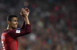 Portugal's midfielder Cristiano Ronaldo applauds at the end of the FIFA World Cup 2018 Group B qualifier football match between Portugal and Switzerland at the Luz Stadium in Lisbon on October 10, 2017. / AFP PHOTO / FRANCISCO LEONG
