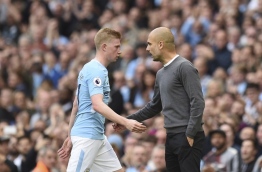 Manchester City's Belgian midfielder Kevin De Bruyne (L) walks by Manchester City's Spanish manager Pep Guardiola (R) as he is substituted during the English Premier League football match between Manchester City and Stoke City at the Etihad Stadium in Manchester, north west England, on October 14, 2017. / AFP PHOTO / Oli SCARFF / RESTRICTED TO EDITORIAL USE. No use with unauthorized audio, video, data, fixture lists, club/league logos or 'live' services. Online in-match use limited to 75 images, no video emulation. No use in betting, games or single club/league/player publications. /