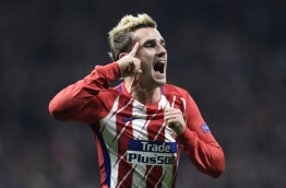 Atletico Madrid's French forward Antoine Griezmann celebrates after scoring a goal during the UEFA Champions League group C football match between Atletico Madrid and AS Roma at the Wanda Metropolitan Stadium in Madrid on November 22, 2017. / AFP PHOTO / GABRIEL BOUYS