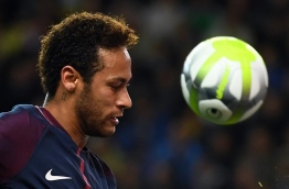 Paris Saint-Germain's Brazilian forward Neymar eyes the ball during the French L1 football match between Monaco and Paris Saint-Germain (PSG) at the Louis II stadium, in Monaco, on November 26, 2017. / AFP PHOTO / ANNE-CHRISTINE POUJOULAT