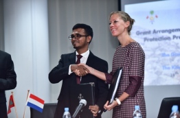 Finance minister Ahmed Munawar (L) and Embassy of Netherlands's deputy head of mission Eva Woersem sign and exchange agreement for RVO to grant USD 10.7 million for the Fuvahmulah coastal protection project. PHOTO: HUSSAIN WAHEED/MIHAARU