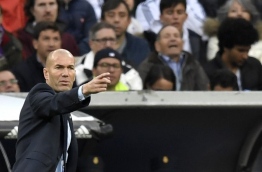 Real Madrid's French coach Zinedine Zidane gives instructions to his players during the Spanish league football match Real Madrid CF against Malaga CF on 25, November 2017 at the Santiago Bernabeu stadium in Madrid. / AFP PHOTO / GABRIEL BOUYS