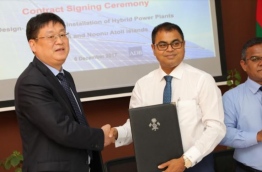 Sinomach International Sungrow company's vice president Ziyao Zian Don (L) and environment minister Thoriq Ibrahim sign contract awarding the installation of hybrid power plants in Shaviyani and Noonu atolls to Sinomach.