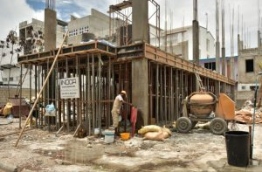 Construction workers at a site in Hulhumale. PHOTO/MIHAARU