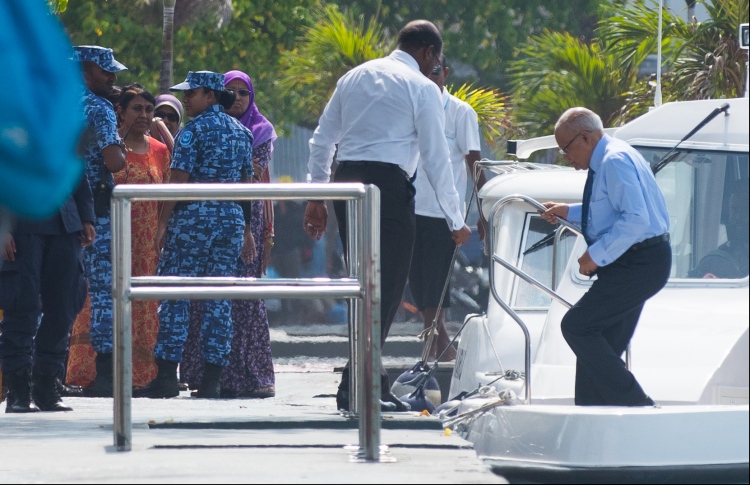 "މައުމޫން އެކަނި ނުކުރަން ޑޮކްޓަރު ވަނީ އަންގާފައި"