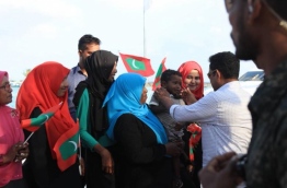 President Abdulla Yameen greets the residents of N. Velidhoo during his visit to inaugurate the island's harbour. PHOTO/HOUSING MINISTRY