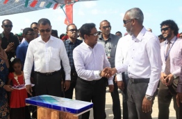 President Abdulla Yameen (C) shakes hands with housing minister Dr Mohamed Muizzu during the inauguration of B. Kendhoo's harbour. PHOTO/SOCIAL MEDIA
