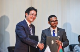 Finance Minister Munawar (R) and JICA's chief rep Tanaka sign agreement for Japan to provide USD 25 million as free aid to establish a DTT broadcasting network in the Maldives. PHOTO: HUSSAIN WAHEED/MIHAARU