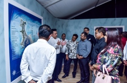 Top government officials discussing the Emboodhoo Lagoon project, after the ceremony that was held to inaugurate the government's integrated resort project. MIHAARU PHOTO / HUSSEIN WAHEED