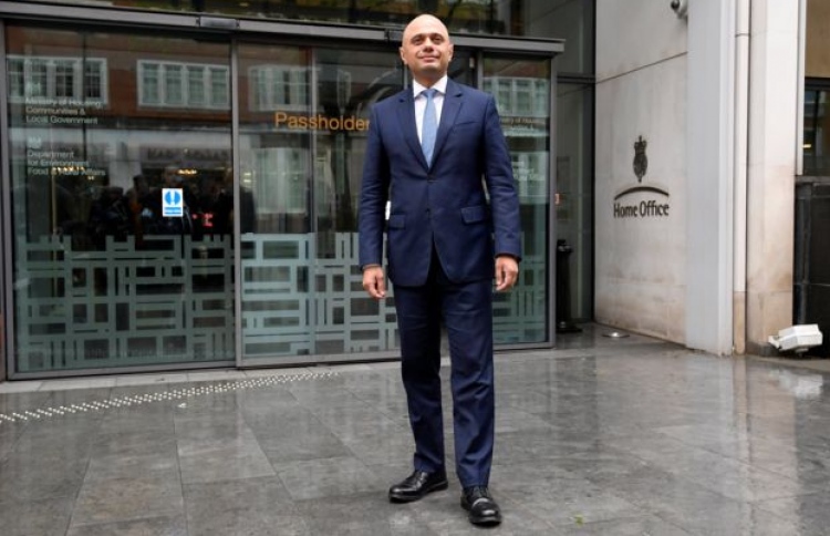 އިނގިރޭސި ދާޚިލީ ވަޒީރު ކަމަށް ޕާކިސްތާނުގެ ބަސް ޑްރައިވަރެއްގެ ދަރިއެއް