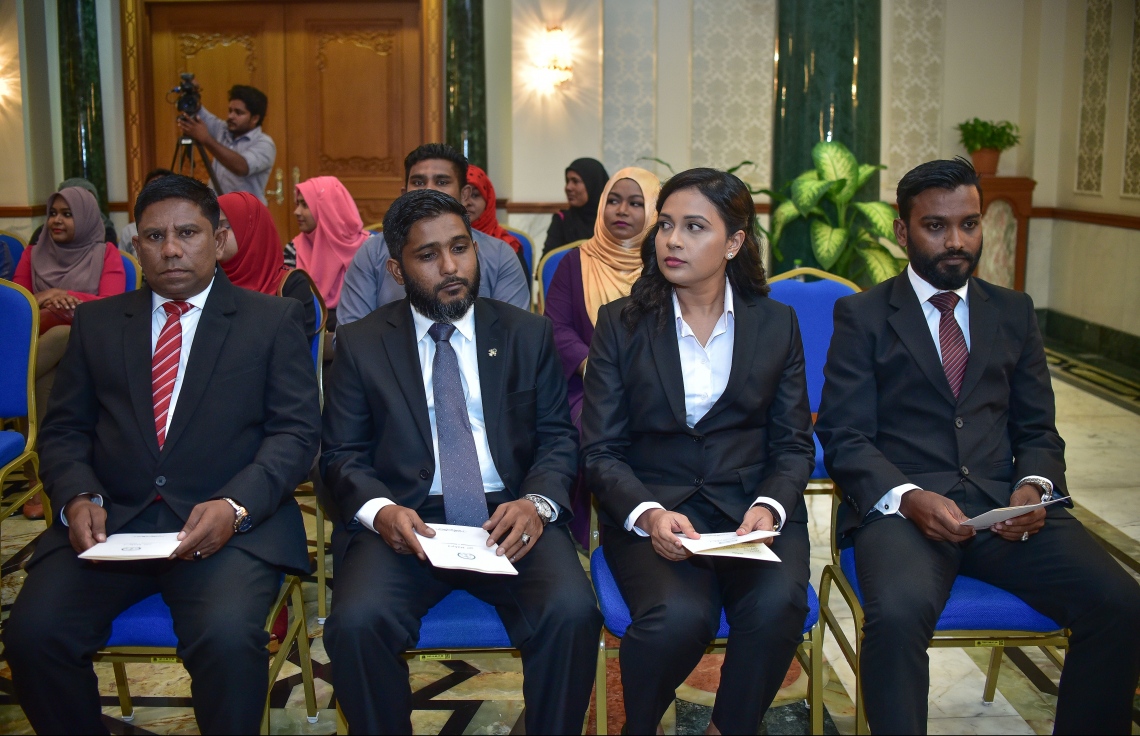 މާލެ: އޭޕްރީލް 30، 2018- (ކ-ވ) ކްރިމިނަލް ކޯޓުގެ ފަނޑިޔާރަކަށް އައްޔަން ކުރެއްވި އިސްމާއިލް ރަޝީދު، ސިވިލް ކޯޓުގެ ފަނޑިޔާރަކަށް އައްޔަން ކުރެއްވި ހާފިޒާ އަބްދުއްސައްތާރު، ސިވިލް ކޯޓުގެ ފަނޑިޔާރަކަށް އައްޔަން ކުރެއްވި ފާއިޒް ރަޝާދު އަދި ކްރިމިނަލް ކޯޓުގެ ފަނޑިޔާރަކަށް އައްޔަން ކުރެއްވި ހަސަން ނަޖީބު، އެ ބޭފުޅުން މަގާމުގެ ހުވާކުރެއްވުމުގެ ރަސްމިއްޔާތުގައި ބައިވެރިވެވަޑައިގަންނަވަނީ.---ފޮޓޯ: ނިޝާން އަލީ/މިހާރު