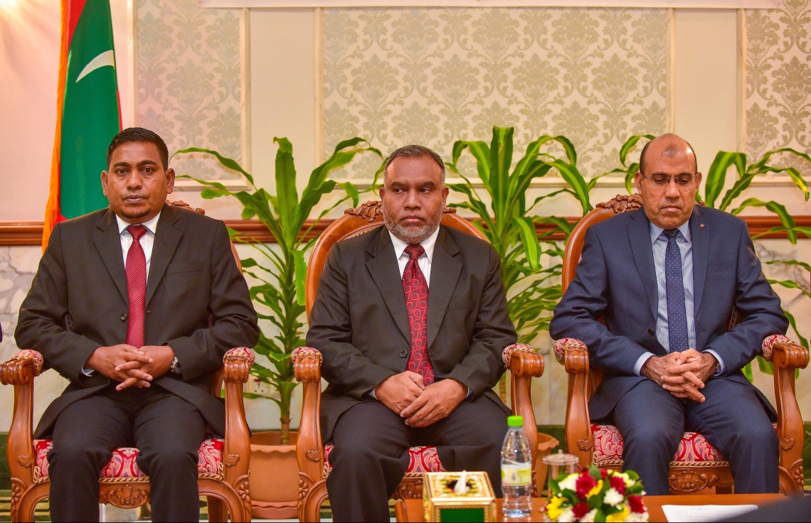 މާލެ: އޭޕްރީލް 30، 2018- ކްރިމިނަލް ކޯޓާއި ސިވިލް ކޯޓުގެ ފަނޑިޔާރު ކަމަށް ހަތަރު ބޭފުޅަކު އައްޔަން ކުރުމަށް ސުޕްރީމް ކޯޓުގައި މިރޭ ބޭއްވި ރަސްމިއްޔާތުގައި (ކ-ވ) ސުޕްރީމް ކޯޓުގެ ފަނޑިޔާރު އާދަމް މުހައްމަދު އަބްދުﷲ، ސުޕްރީމް ކޯޓުގެ ފަނޑިޔާރު އަދި ޖޭއެސްސީގެ ރައީސް އަހުމަދު އަރީފް، ހައި ކޯޓުގެ ފަނޑިޔާރު ޝުޖާއު އުސްމާން ބައިވެރިވެވަޑައިގަންނަވަނީ.---ފޮޓޯ: ނިޝާން އަލީ/މިހާރު