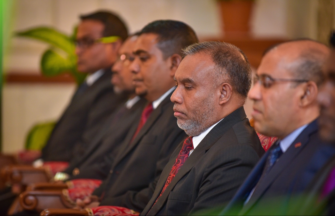 މާލެ: އޭޕްރީލް 30، 2018- ކްރިމިނަލް ކޯޓާއި ސިވިލް ކޯޓުގެ ފަނޑިޔާރު ކަމަށް ހަތަރު ބޭފުޅަކު އައްޔަން ކުރުމަށް ސުޕްރީމް ކޯޓުގައި މިރޭ ބޭއްވި ރަސްމިއްޔާތުގައި، ޝަރުއީ ދާއިރާގެ ބައެއް އިސްބޭފުޅުން ބައިވެރިވެވަޑައިގަންނަވަނީ.---ފޮޓޯ: ނިޝާން އަލީ/މިހާރު