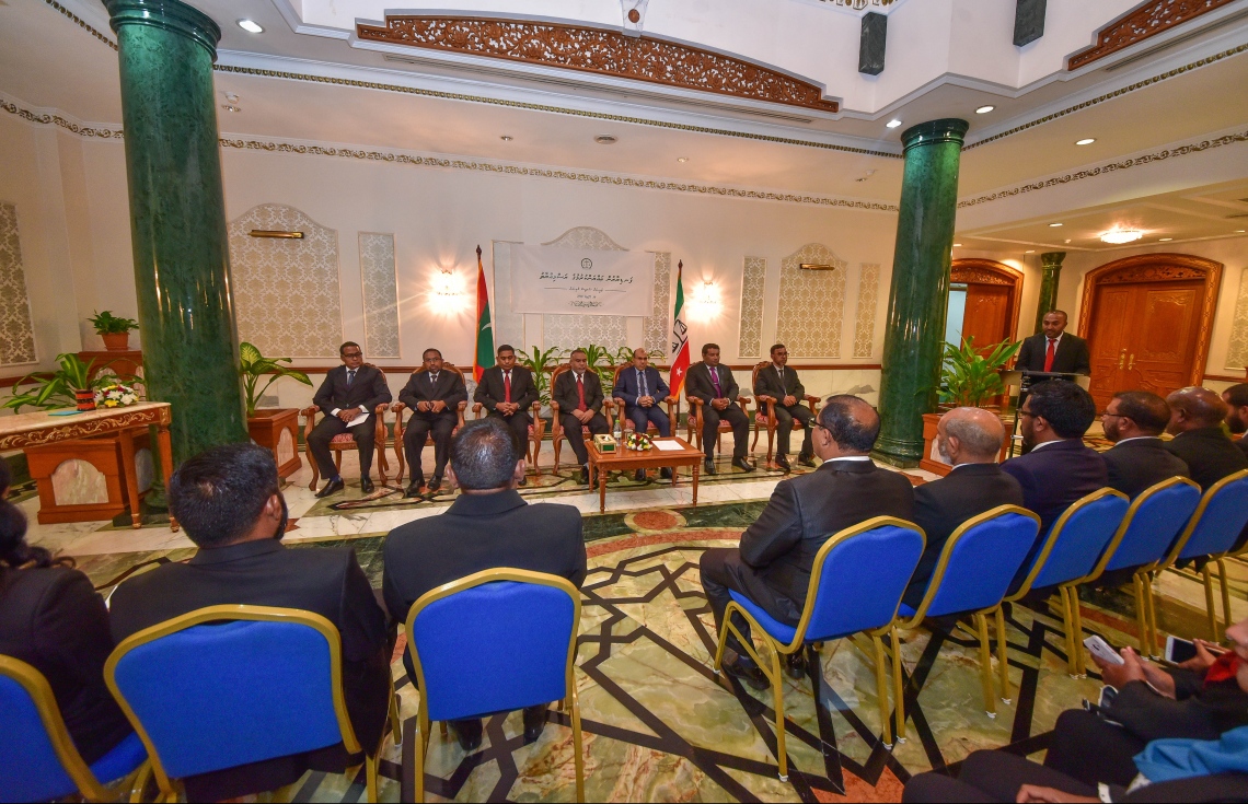 މާލެ: އޭޕްރީލް 30، 2018- ކްރިމިނަލް ކޯޓާއި ސިވިލް ކޯޓުގެ ފަނޑިޔާރު ކަމަށް ހަތަރު ބޭފުޅަކު އައްޔަން ކުރުމަށް ސުޕްރީމް ކޯޓުގައި މިރޭ ބޭއްވި ރަސްމިއްޔާތުގައި، ޝަރުއީ ދާއިރާގެ ބައެއް އިސްބޭފުޅުން ބައިވެރިވެވަޑައިގަންނަވަނީ.---ފޮޓޯ: ނިޝާން އަލީ/މިހާރު