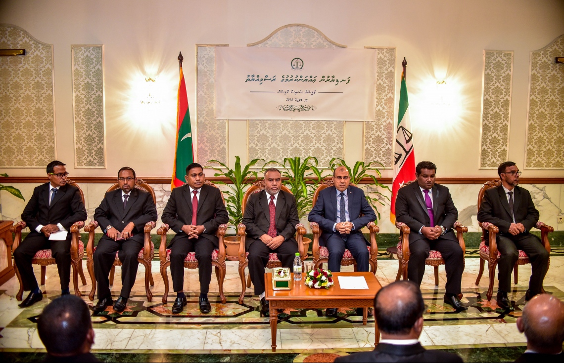 މާލެ: އޭޕްރީލް 30، 2018- ކްރިމިނަލް ކޯޓާއި ސިވިލް ކޯޓުގެ ފަނޑިޔާރު ކަމަށް ހަތަރު ބޭފުޅަކު އައްޔަން ކުރުމަށް ސުޕްރީމް ކޯޓުގައި މިރޭ ބޭއްވި ރަސްމިއްޔާތުގައި، ޝަރުއީ ދާއިރާގެ ބައެއް އިސްބޭފުޅުން ބައިވެރިވެވަޑައިގަންނަވަނީ.---ފޮޓޯ: ނިޝާން އަލީ/މިހާރު