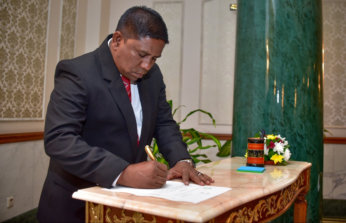 މާލެ: އޭޕްރީލް 30، 2018- ކްރިމިނަލް ކޯޓުގެ ފަނޑިޔާރަކަށް އައްޔަން ކުރެއްވި ހަސަން ނަޖީބު މަގާމުގެ ލިޔުމުގައި ސޮއިކުރައްވަނީ.---ފޮޓޯ: ނިޝާން އަލީ/މިހާރު